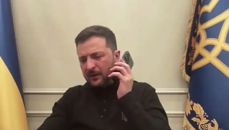Zelenski’nin Basın Toplantısında Macron’un Sıra Dışı Telefon Görüşmesi