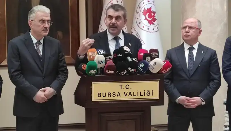Bakan Tekin, Protestoculara Yaptırım Uyarısı ile Tartışmalara Yol Açtı