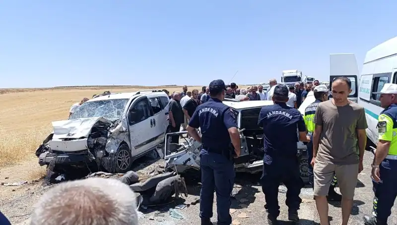 Otomobil ve Hafif Ticari Araç Çarpışması: Dört Kişi Hayatını Kaybetti, Bir Yaralı