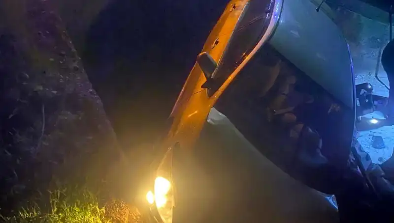 Adana'da Şarampole Devrilen Otomobil Kazasında İki Yaralı