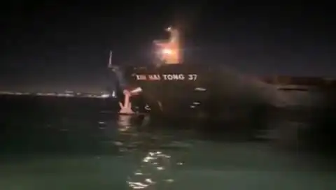 Ahırkapı’da Yük Gemisi Karaya Oturdu: Hem Deniz Hem Kara İçin Tehlike Mi?