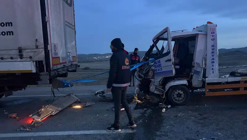 Kazaya Yardım İçin Durdu, Arkadan Gelen Çekici Feci Bir Kaza Yapıp Üç Kişiyi Yaraladı