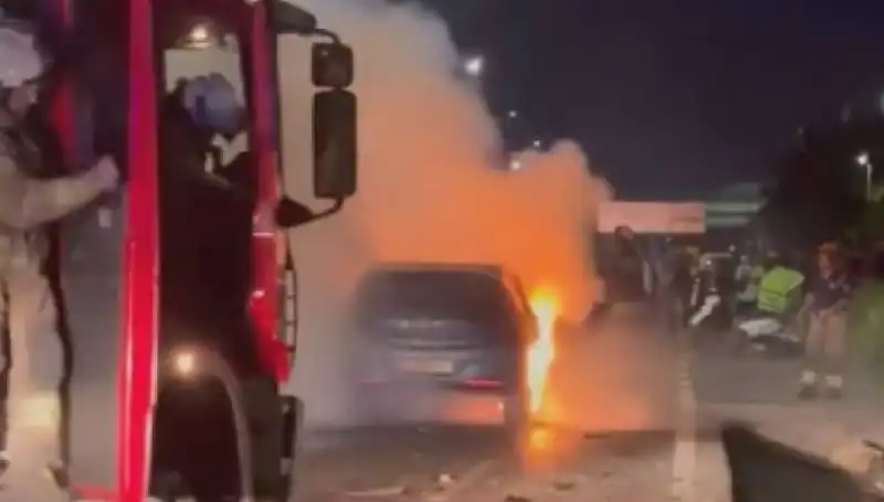 Otoyolda Bariyerlere Çarpan Araçta Yangın: Neyin Nesi?