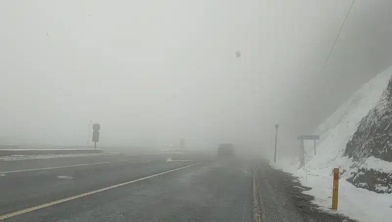 Bolu Dağı'nda Ulaşımı Zora Sokan Kar ve Sis Gözleri Kırpıyor!