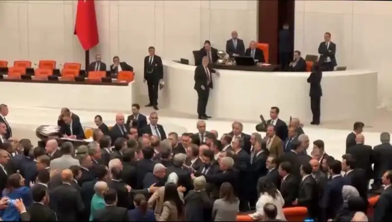 Mecliste Kavga: Emekli İkramiyeleri İçin Kızışan Tartışmalar