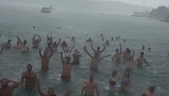 İstanbul'da Yağmura Rağmen Denize Girenlerin Sıcak Anları