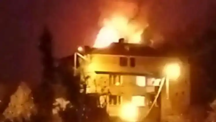 Saman Dolu Çatı Alev Alev Yanarken Mahalleli Panic İçinde Sokağa Döküldü