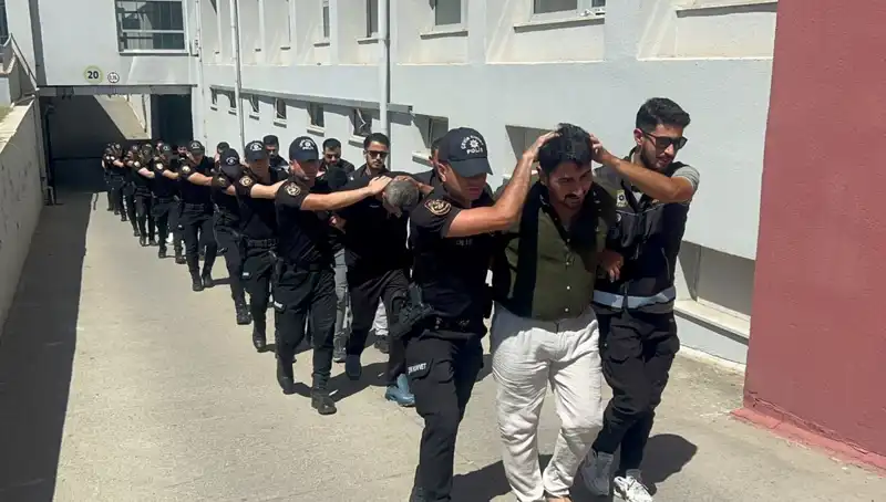 Adana'da 825 Kilo Eroin Operasyonu: 16 Tutuklama ile Gözaltılar Gündem Oldu
