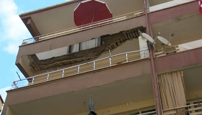 Güngören’de Dehşet Anları: Beş Katlı Binanın Balkonu Neden Çöktü?