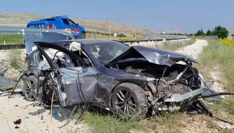 Sivas'ta İki Farklı Trafik Kazası: 9 Kişi Yaralandı!