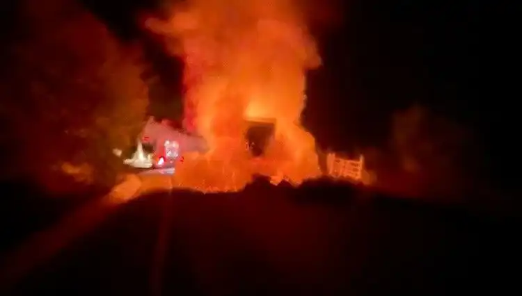 Seyir Halindeki Kamyonet Korkutan Yangınla Yandı